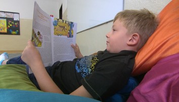 Online vyučovanie v praxi: Niektorí učitelia známkujú ďalej, aj keď deťom pomáhajú rodičia