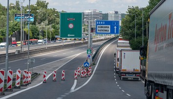 V Tuneli Sitina sa zasekol žeriav, tvorili sa kolóny