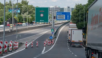 V Tuneli Sitina sa zasekol žeriav, tvorili sa kolóny