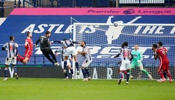 Brankár Liverpoolu rozhodol o víťazste v 95. minúte a udržal nádej na Ligu majstrov