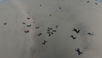 Slovenskí parašutisti prekonali rekord: Dojímavá motivácia zoskoku vás chytí za srdce