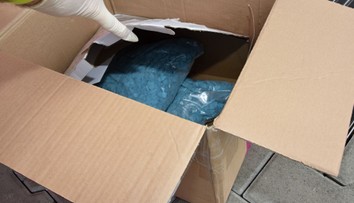 Drogy za vyše stotisíc chcel 16-ročný mladík poslať do zahraničia. Extáza aj chlapec sú v rukách polície