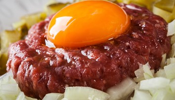 Tatarák už nájdete v menu reštaurácií. Aj s varovnou formulkou