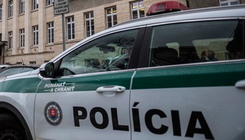 Žena sa hrala na policajtku a vystrašila seniorku. Tá jej vyložila na chodník 14-tisíc eur