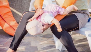 Korálky, guľôčky či figúrky zo stolových hier. Ako postupovať, keď sa nimi dieťa dusí a čomu sa rozhodne vyhnúť