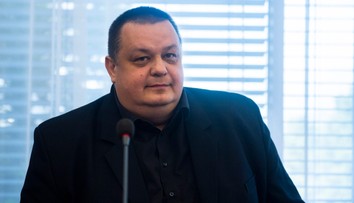 SNS volá po odvolaní hlavného hygienika Mikasa. Mali by sme si vážiť odborníkov, upozorňuje opozícia