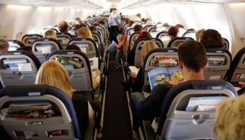 Ako sa vyhnúť ochoreniu v lietadle? Letuška ponúka niekoľko rád. Jeden priestor takmer nečistia