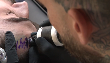 Kedysi sa spájali s väzňami, dnes sa stávajú novým trendom. Tetovania na tvári sú čoraz populárnejšie