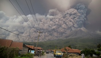 Indonézska sopka Sinabung chrlila po erupcii mohutné mračná popola