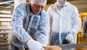 VIDEO: Robert Fico si vyskúšal prácu v pekárni. Vyhlásil, že od januára by cena chleba mala klesnúť