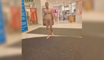 Bosý a nahý sa za bieleho dňa prechádzal po Žiline. Pred policajtmi utekal a zápasil s nimi