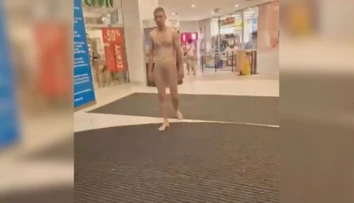 Bosý a nahý sa za bieleho dňa prechádzal po Žiline. Pred policajtmi utekal a zápasil s nimi