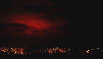 Šaľania nevedeli, čo sa deje. Na oblohe sa zjavila záhadná červená žiara