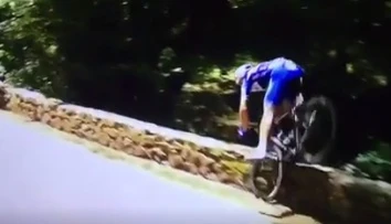 VIDEO: Hororový pád na Tour, Gilbert preletel cez kamenný múrik a na TdF končí