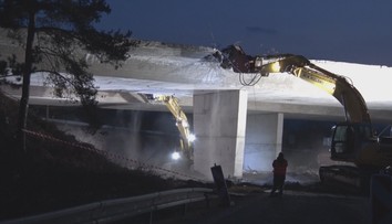Najskôr ho mali iba opraviť, napokon postavia nový. Búracie stroje začali ničiť prvý diaľničný most