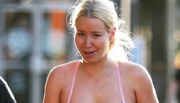 Čo to so sebou porobila? Spuchnutá a napichaná Iggy sa už poriadne ani neusmeje