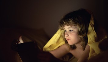 Deti sú na telefóne, až kým nezaspia a rodičia sú z toho zúfalí. Odborníci majú len jednu radu