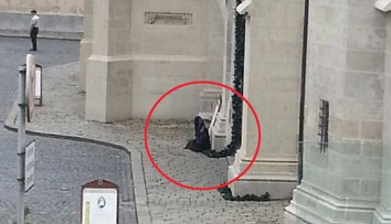 Figurína so zbraňou v Bratislave: Polícia prosí verejnosť o spoluprácu