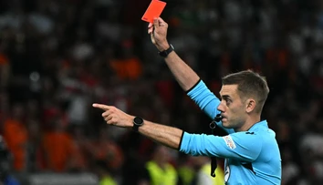 VIDEO: Absurdný skrat. Tréner vybehol na trávnik, skosil súpera, zmaril gólovú šancu a tváril sa akoby nič