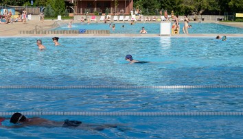 Kúpanie v bazénoch aj jazerách môže spôsobiť nepríjemné zdravotné ťažkosti. Prečítajte si, ako im predísť