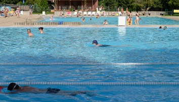Kúpanie v bazénoch aj jazerách môže spôsobiť nepríjemné zdravotné ťažkosti. Prečítajte si, ako im predísť