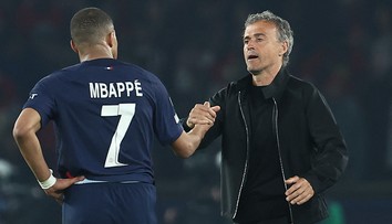 VIDEO: Mbappé to zrejme pod Enriquem nemal ľahké. Objavili sa zábery, na ktorých mu vulgárne čistí žalúdok