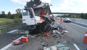 Vodič nákladiaka v plnej rýchlosti nabúral do pracujúcich cestárov