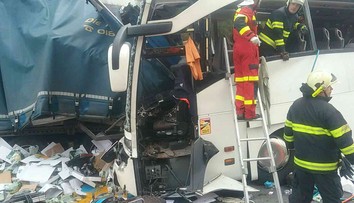 Traja zranení po hromadnej nehode na D2 bojujú o život, ďalšie štyri ženy sú vo vážnom stave