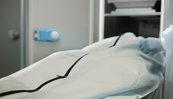 Zamestnanci márnice zažili šok. Žena bola päť hodín mŕtva, jej telo sa začalo z ničoho nič hýbať