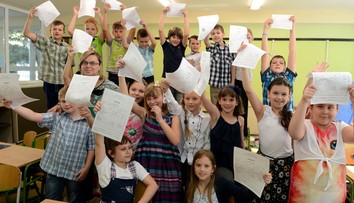 Školáci sa dočkali, prevzatím vysvedčení sa im začínajú letné prázdniny