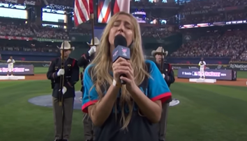 VIDEO: Obrovský škandál populárnej speváčky. Opitá príšerne zaspievala americkú hymnu