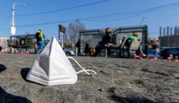 Koniec respirátorom. Hlavný hygienik však odporúča, v ktorých priestoroch sa máme naďalej chrániť