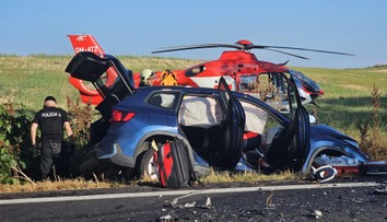 Čelná zrážka za obcou Blatné si žiaľ vyžiadala obeť. Štyria ďalší ľudia sú zranení