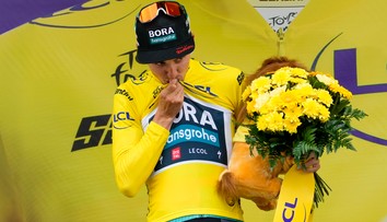 Tour de France: V neobyčajne náročnej etape jazdcov grilovali Pyreneje. Žltý dres zmenil majiteľa