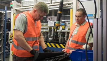 VIDEO: Fico si odkrútil nočnú smenu za pásom. Riaditeľ firmy chválil jeho výkon