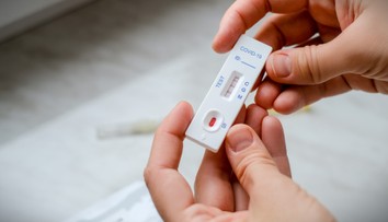 Ďalší variant ochorenia COVID-19. Je ľahšie prenosný ako tie predošlé