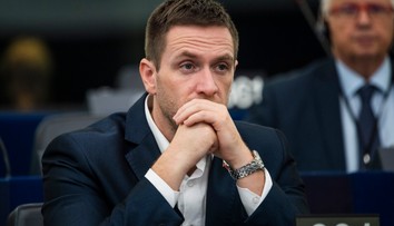 Europoslanec Milan Uhrík sa na sociálnej sieti verejne ospravedlnil Petrovi Sabakovi