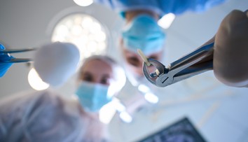 FOTO: Zubár zatlačil pacientovi implantát až do mozgu. Následne ho sám odviezol na urgent a ušiel