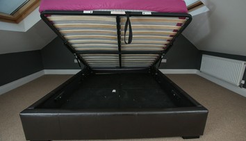 Z postele sa stala smrtiaca pasca: Bezvládne telo ženy objavila jej dcéra v krkolomnej polohe