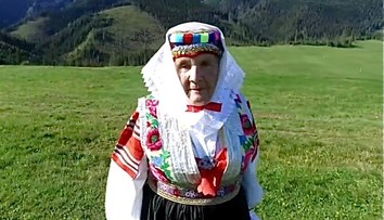 Zomrela prvá slovenská modelka. Rodáci sa s ňou rozlúčili na cintoríne v Ždiari