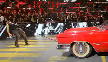 VIDEO: Očnými jamkami rozhýbal viac ako dvojtonové auto. Američan si v priamom prenose pripísal svetové rekordy