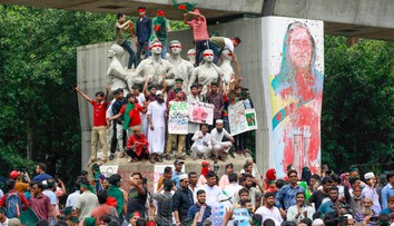 OBRAZOM: Bangladéšom zmietajú násilné nepokoje. Premiérka podala demisiu, vládne dočasná vláda