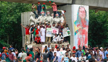 OBRAZOM: Bangladéšom zmietajú násilné nepokoje. Premiérka podala demisiu, vládne dočasná vláda