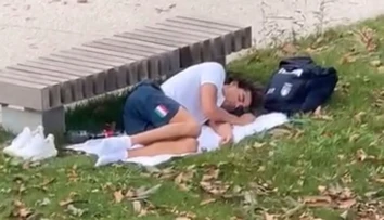 VIDEO: Zlatý medailista kritizuje podmienky v olympijskej dedine. Vyspať sa radšej vybral do parku
