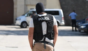 Na odpočívadle Sekule rozrezali migranti plátno kamióna a utiekli preč