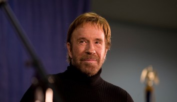 GALÉRIA: Radostná návšteva plná objatí a smiechu v Banskej Bystrici. Legendárny Chuck Norris prekvapil deti v onkologickom centre