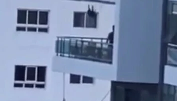 VIDEO: Nezodpovedný otec vám vyrazí dych. Dievčatko hojdal na balkóne na ôsmom poschodí