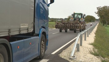 Opravená cesta pri Veľkom Mederi spôsobuje komplikácie poľnohospodárom. Vážnou prekážkou sú zvodidlá