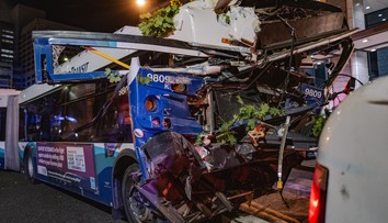 Pri zrážke kamióna s autobusom v Bolívii prišlo o život najmenej 16 ľudí. Jeden z vodičov urobil fatálnu chybu
