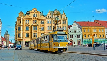 Žene sa privrela ruka v dverách,  električka ju vláčila stovky metrov za sebou